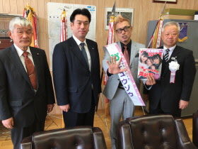 塩谷町ふるさと観光大使・ギュウゾウさん、宮城県女川町長との記念撮影