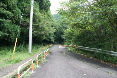 遊歩道入口。ここから先は一般車両通行止。