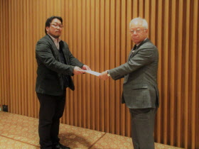 見形町長に答申書を手渡す佐藤委員長